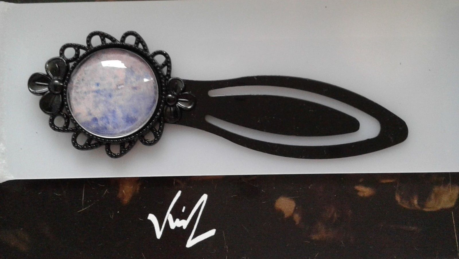 Fait mains en france, par artiste peintre,aquarelle originale isabelle k,bleu rose,marque page fleur,laiton noir,cabochon rond 20mm,accessoire livre,boho bobo fantastique,gothique art deco art nouveau,baroque victorien rococo,cadeau fete anniversaire,abstrait,fashion punk