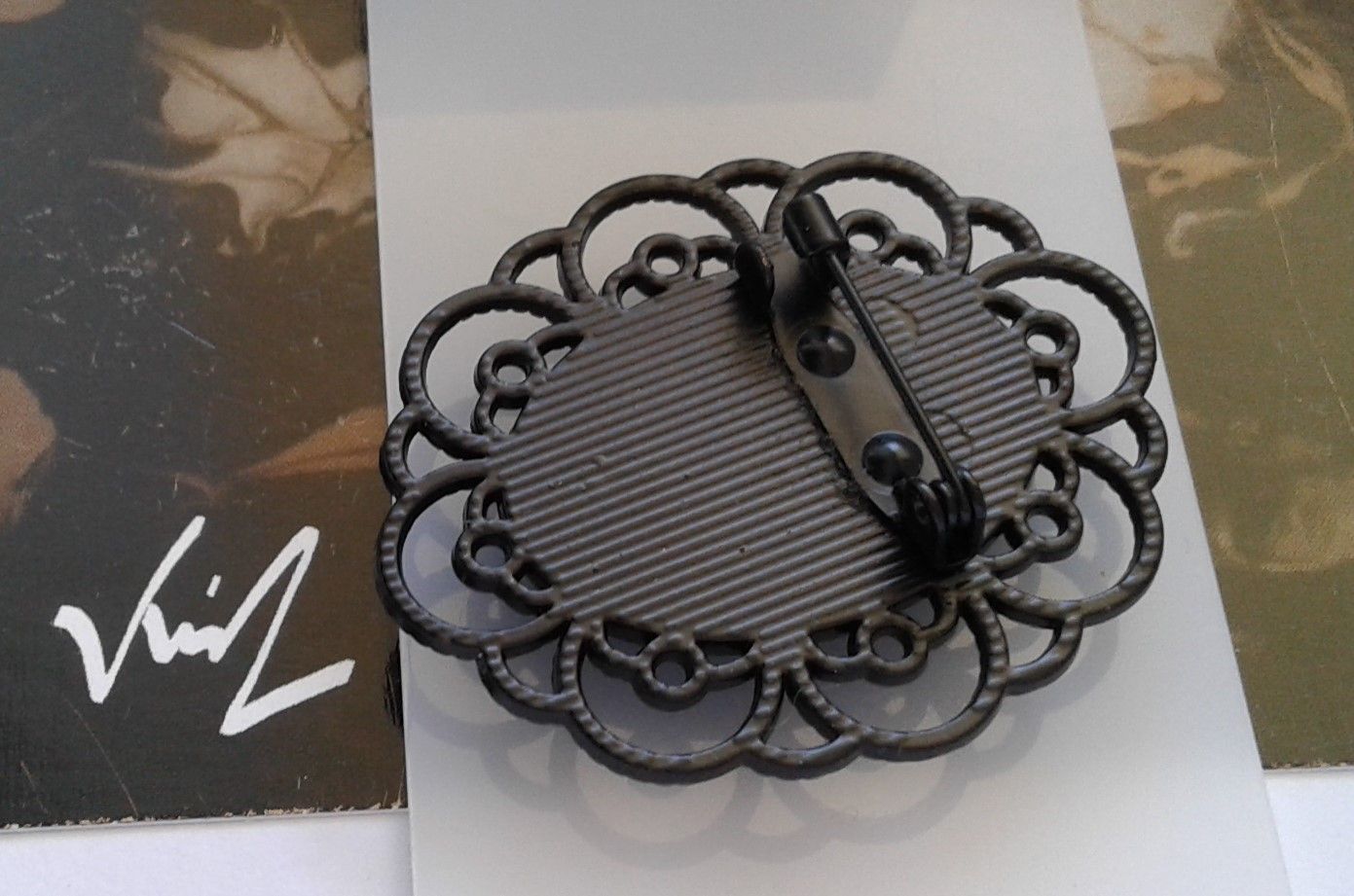 Fait mains en france, par artiste peintre,aquarelle originale isabelle k,rouge vert marron noir,broche fleuri filigrane,oval 18x25mm,epingle,bijou boho bobo,fantastique gothique,art deco art nouveau,baroque victorien rococo,cadeau fete anniversaire,abstrait,fashion punk ethnique,edouardien