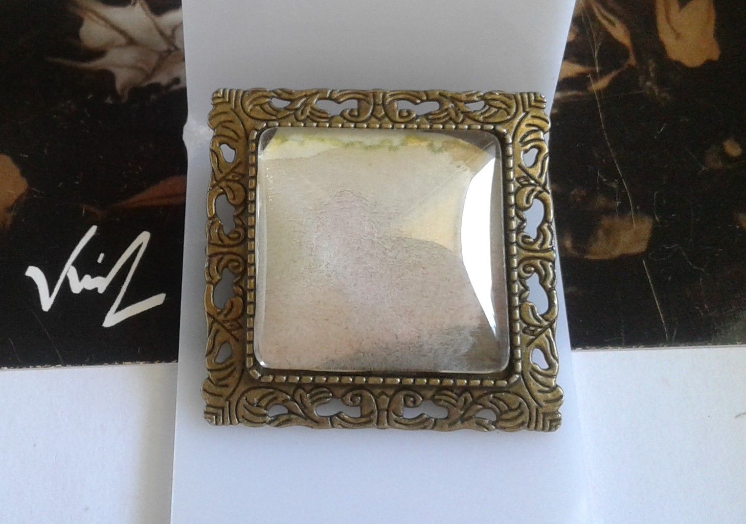 Fait mains en france, par artiste peintre,aquarelle originale isabelle k,jaune orange marron,sable terre,broche laiton bronze,feuillage nature,carré 25mm,epingle,bijou boho bobo,fantastique gothique,art deco art nouveau,baroque victorien rococo,cadeau fete anniversaire,abstrait,fashion punk ethnique
