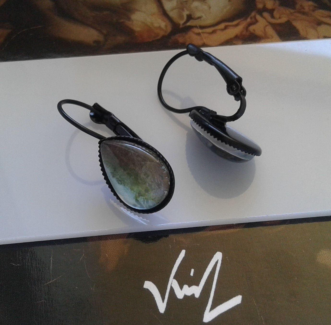 Fait mains en france, par artiste peintre,aquarelle originale isabelle k,bleu vert noir,dormeuses gouttes noires,dia 10x14mm,bijou boho bobo,fantastique gothique,art deco art nouveau,baroque victorien,cadeau fete anniversaire,abstrait,fashion punk ethnique