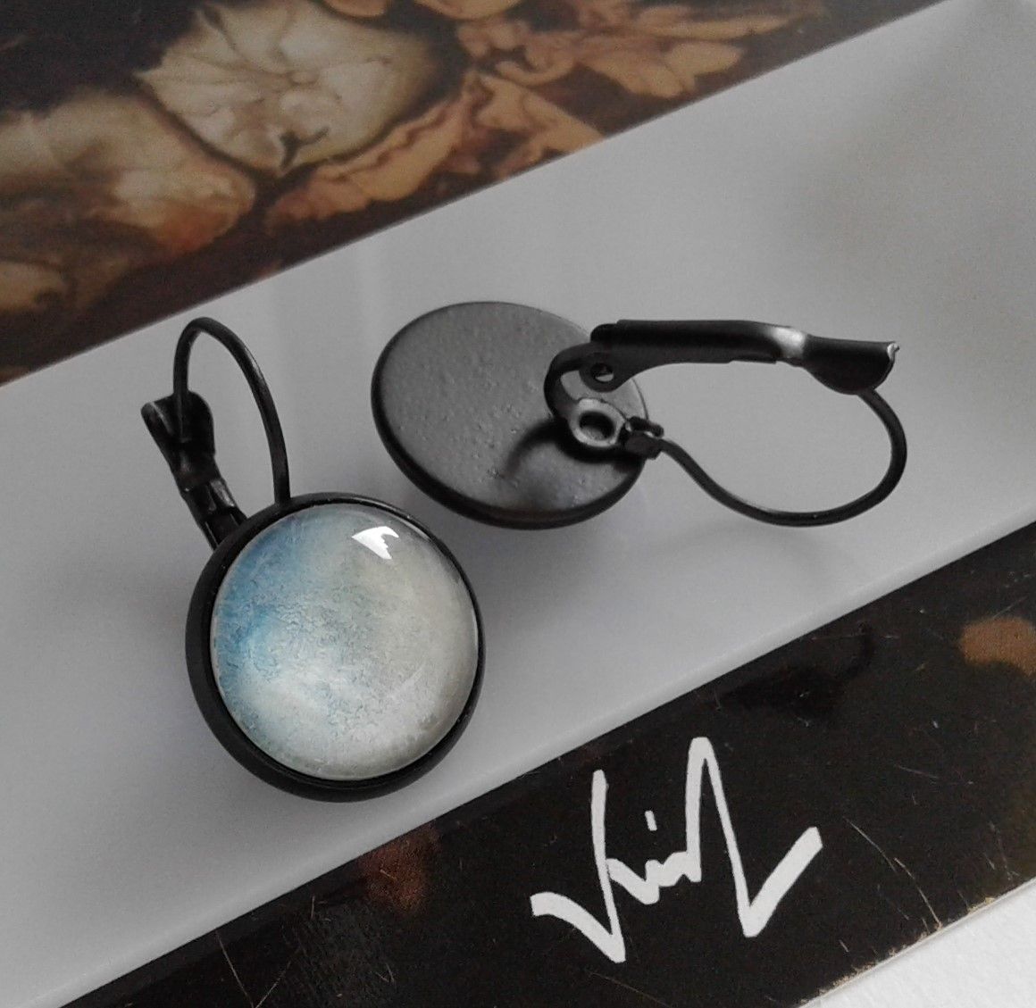 Fait mains en france, par artiste peintre,aquarelle originale isabelle k,bleu blanc,dormeuses rondes 14mm,laiton noir,boucles oreilles percées,boho bobo,fantastique gothique,art deco art nouveau,baroque victorien,cadeau fete anniversaire,fashion
