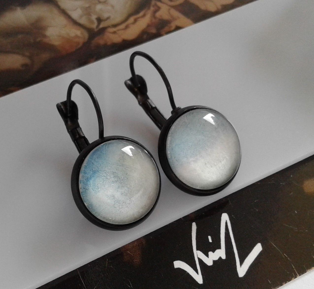 Fait mains en france, par artiste peintre,aquarelle originale isabelle k,bleu blanc,dormeuses rondes 14mm,laiton noir,boucles oreilles percées,boho bobo,fantastique gothique,art deco art nouveau,baroque victorien,cadeau fete anniversaire,fashion,ooak