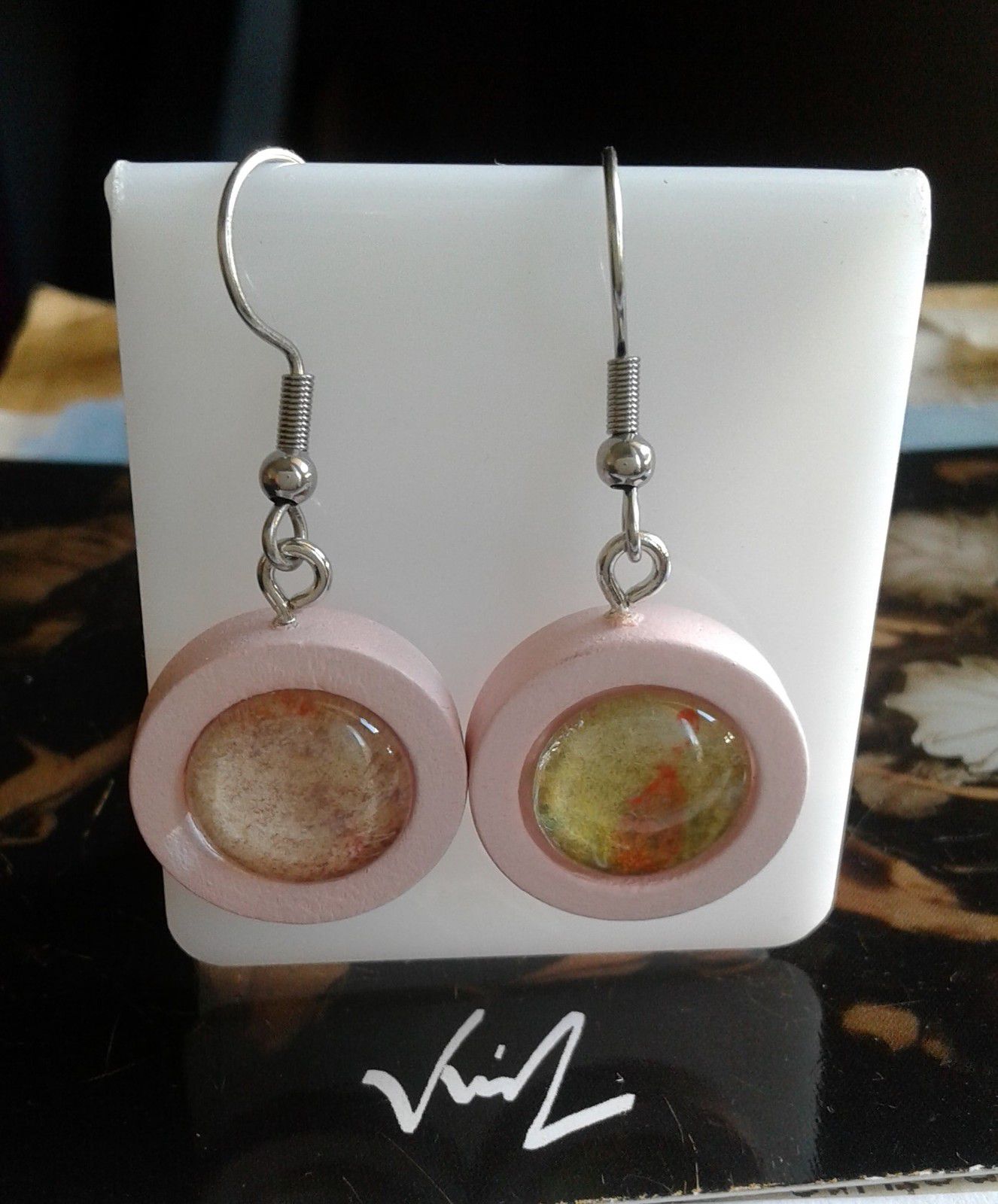 Fait mains en france, par artiste peintre,aquarelle originale isabelle k,rose beige orange vert,boucles oreilles bois rondes,cabochon 12mm,crochets acier,ecolo durable,boho bobo,fantastique gothique,art deco art nouveau,cadeau fete anniversaire,fashion punk,ooak
