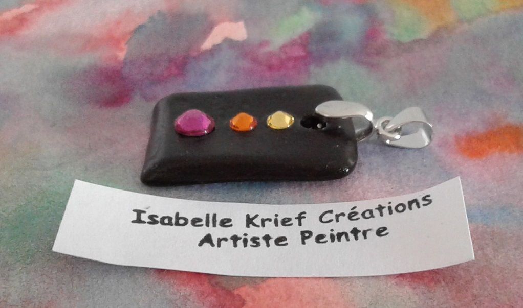 Peint par artiste française,pendentif rectangle noir en argile ceramique avec cristal swarovski jaune orange rose et une belière argente rhodie,cordon noir avec fermoir,fait mains en france,boho bobo gothique,art deco contemporain,cadeau fete anniversaire noel