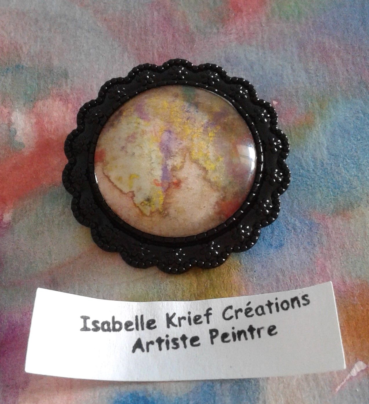 Fait mains en france, par artiste peintre,aquarelle originale isabelle k,rouge beige orange,violet marron jaune noir,broche fleur ronde,fermoir epingle,edouardien fantastique gothique,boho bobo,cadeau fete anniversaire,fashion punk,ooak