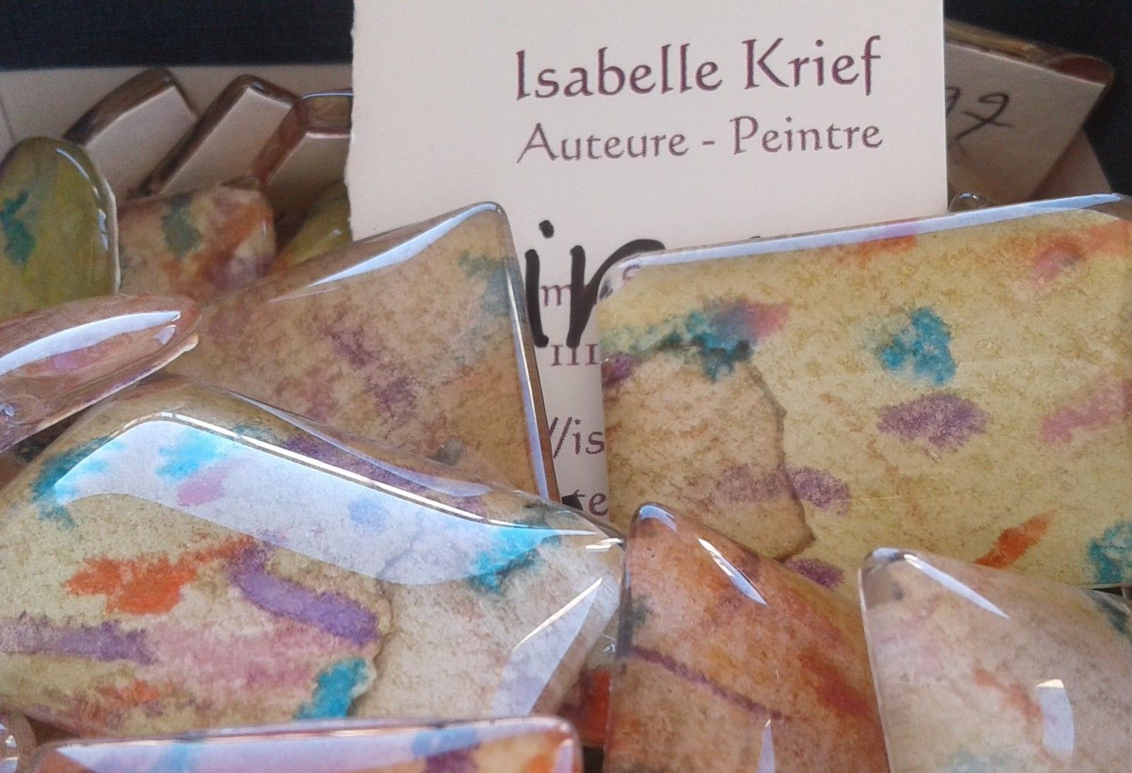 Fait mains en france, par artiste peintre,aquarelle originale isabelle k,rouge beige orange,violet marron jaune noir,broche fleur ronde,fermoir epingle,edouardien fantastique gothique,boho bobo,cadeau fete anniversaire,fashion punk,ooak