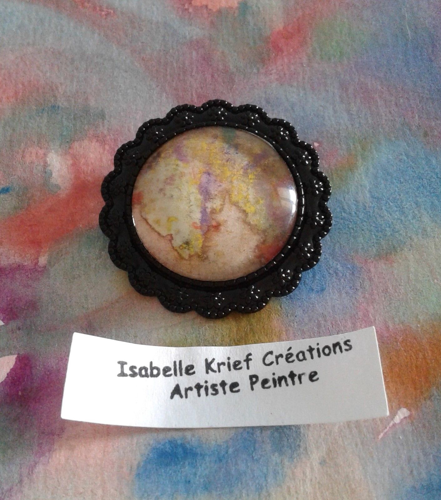 Fait mains en france, par artiste peintre,aquarelle originale isabelle k,rouge beige orange,violet marron jaune noir,broche fleur ronde,fermoir epingle,edouardien fantastique gothique,boho bobo,cadeau fete anniversaire,fashion punk,ooak