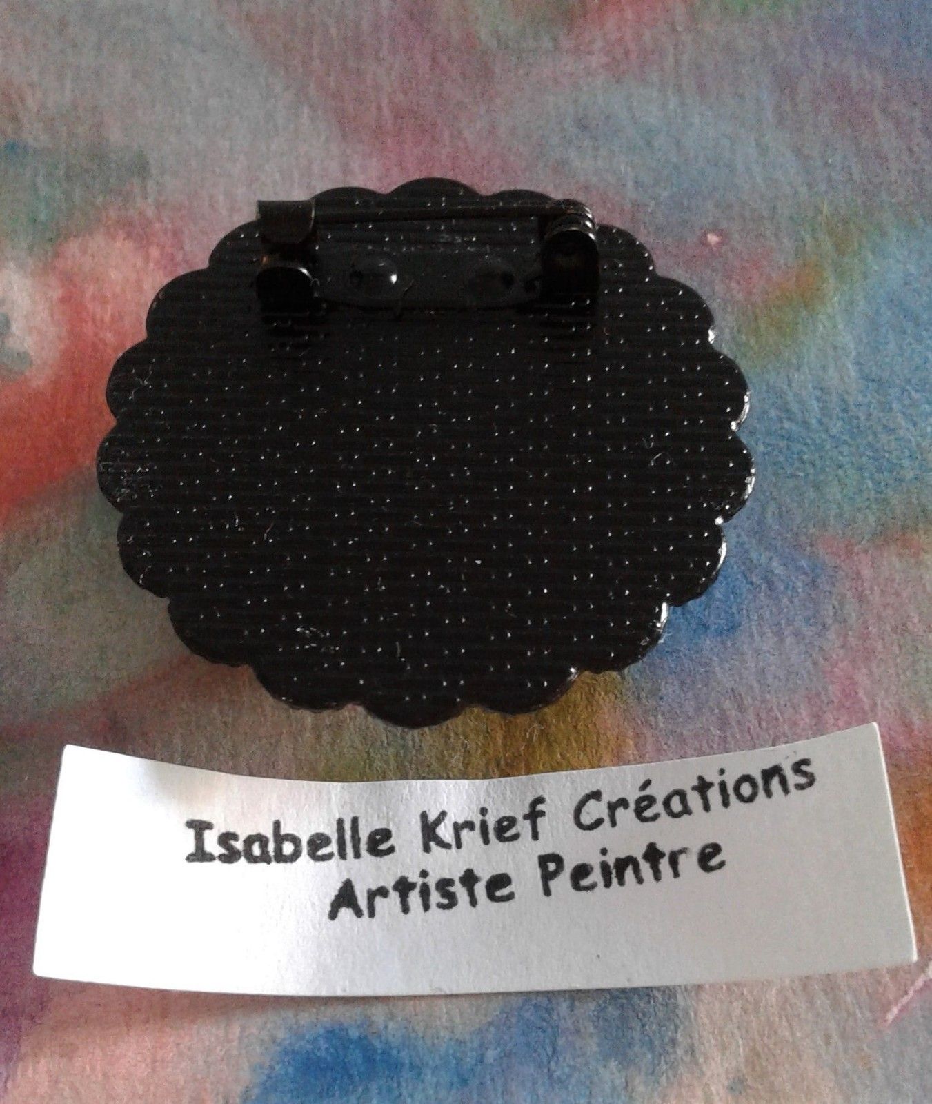 Fait mains en france, par artiste peintre,aquarelle originale isabelle k,rouge beige orange,violet marron jaune noir,broche fleur ronde,fermoir epingle,edouardien fantastique gothique,boho bobo,cadeau fete anniversaire,fashion punk,ooak
