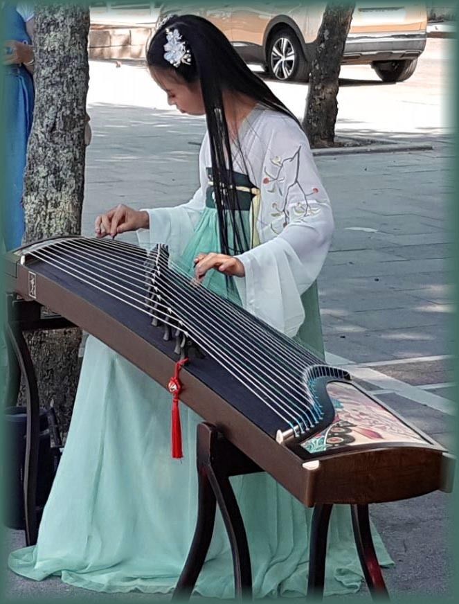 JINGXUAN PENG ET LE GUZHENG Les chapeaux d'Elisa