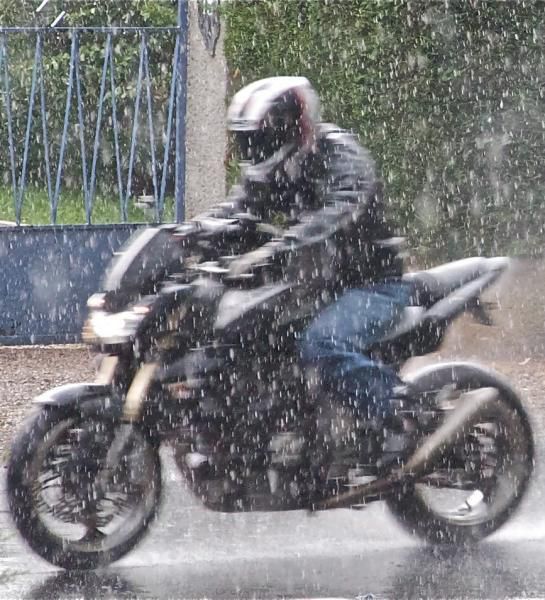 10 conseils pour rouler sous la pluie à moto - LE MOTARD AFRICAIN