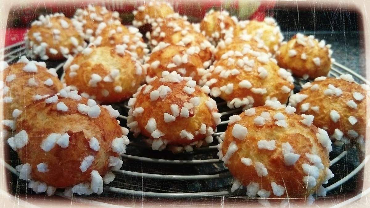 recette pour 50 chouquettes : 1) préparez une pâte à choux faire chauffer 125 ml de lait + 125ml d'eau + 100 g de beurre + 4 g de sel dans une casserole, lorsque le beurre est fondu le porter à ébullition, mettre hors du feu et jetez d'un coup 150 g de farine, faire un empois d'amidon ( une pâte) et remettre sur le feu pour dessécher entre 10 à 20 seconde , mettre cette préparation dans un saladier (ou robot avec la feuille) attendre que cela refroidisse un peu puis ajoutez 250 g d'oeufs (5 ) en 4 fois 2) dressez vos choux avec une douille numéro 10 3) procédez au sucrage comme sur les photos , technique que j'ai appris avec l'école des savoirs faire français , qui m'apprend les bases techniques de la pâtisserie 4) cuisson four sans chaleur tournante à 180° 20 à 25 min