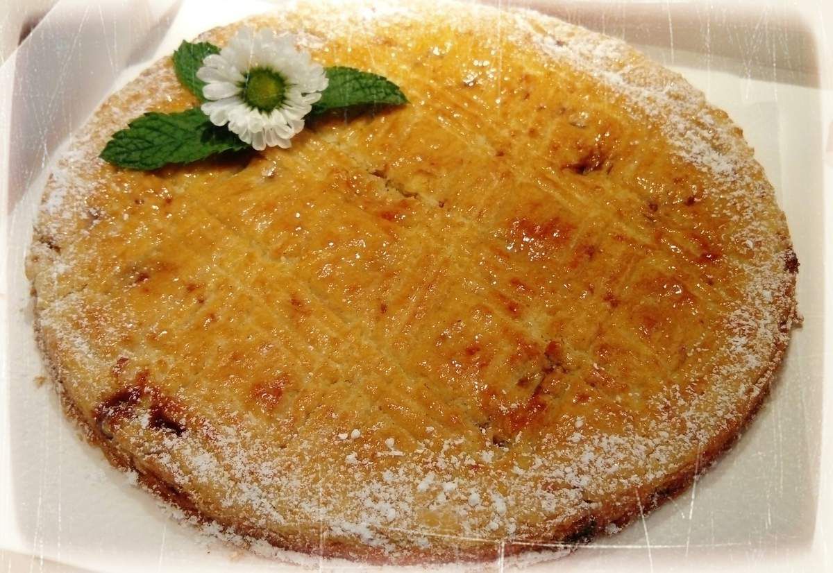 recette de famille pour un cercle de 20 cm : 1) mettre dans votre robot avec la feuille (ou faire cette pâte à la main) 220g de farine + 125g de sucre + 1 sachet de sucre vanillée + 1/2 sachet de levure chimique + 1 pincée de fleur de sel + 6 daims concassés 2) ajoutez 125 g de beurre lorsque la pâte est sablée 3) ajoutez un oeuf pour lier et former une boule 4) mettre au frais 30 min 5) étendre la pâte 6) positionnez votre cercle 7) badigeonnez à l’œuf et rayez votre gâteau 8) faire cuire à 180° pendant 15 à 20 min .... (avec les chutes, faire des petites galettes)