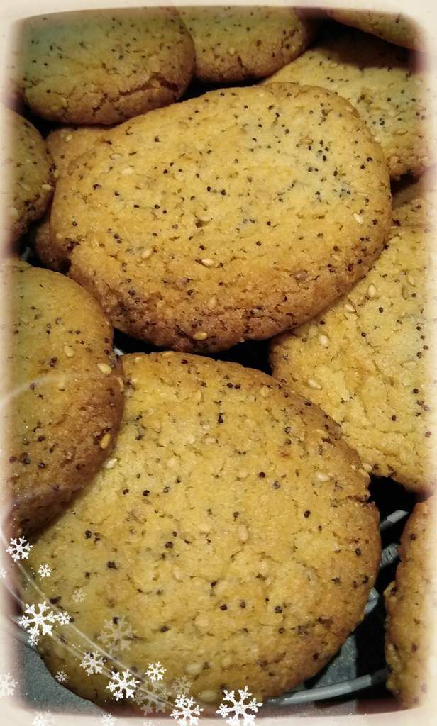 recette pour trente cookies : 1) dans un bol au batteur mélangez 170 g de beurre non salé + 220 g de sucre roux 2) ajoutez 100 g de sucre blanc + 1 c à c de vanille liquide 3) ajoutez 1 jaune d'oeuf + 1 oeuf 4) tamisez 260 g de farine + 1/2 c à c de bicarbonate + 2 pincée de fleurs de sel 5) ajoutez l'écorce de deux citrons jaunes + 3 c à c de graines de pavots et sésames 6) mettre la pâte (très important 20 à 30 min 7) faire des petites boules de la valeur d'une cuillère à café pleine 8) les installer sur une plaque en les espaçant 9) cuire à 180 ° pendant 15 min (bien vérifier régulièrement ) vos cookies doivent avoir une belle croûte dorée et un milieu un peu mou, bien laisser refroidir avant de les décoller de votre tôle .