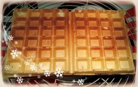 recette pour une vingtaine de gaufres : 1) mettre dans un saladier 150g de farine type 45 et 150g de farine type 55 ( cela permet d'avoir un bon réseau glutineux et de garder un bon croustillant à la gaufre une belle tenue et cela même après avoir fait les gaufres) +60 g de sucre en poudre + 1/ 2 pas de levure chimique + 1 pincée de sel 2) faire un puits y ajouter 3 jaunes d'oeufs + 45cl de lait + 1 cui à s de rhum + 50 g de beurre fondu et refroidi 3) plongez le mixeur ( assurance de ne pas avoir de grumeaux ) 4) laissez reposer la pâte au moins 2 h (cela permet à la levure grâce au sucre de faire son travail sur la pâte) 5) montez les trois blancs en neige bien ferme et avant de faire vos gaufres les incorporer dans la pâte ( c'est le plus de cette recette pour avoir ce croustillant sous la dent et le moelleux à l'intérieur)