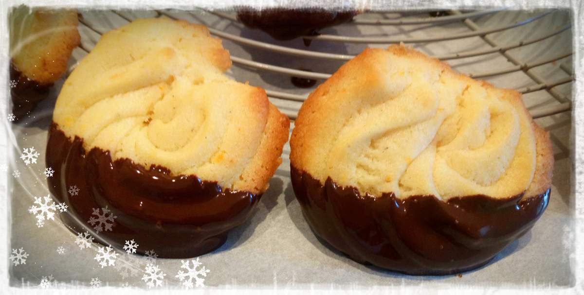 Recette pour 15 biscuits , tout dépendra de votre douille qui doit qd MM être assez grande (douille 14)1) dans un bol avec votre batteur crémer 175g de beurre + 70g de sucre glace 2) ajoutez 30g de blanc d œuf + vanille en poudre 3) afin de ne pas trop travailler la pâte, pour avoir des biscuits fondants et friables en bouche, je vous conseille d ajouter 200 g de farine à la spatule, ss trop travailler le pâton (si celui ci reste dur verser quelques gouttes de crème liquide petit à petit, afin d obtenir une pâte homogène et collante) 4) mettre la pâte dans votre poche puis faire des petits ronds 5) cuire à four chaud 180° pdt 10 à 15min surveiller la cuisson,, ils seront blancs et mous à la sortie pas d inquiétude 6) faire fondre 200g de chocolat au micro onde + un peu d huile de noisette (cela donnera de la brillance à votre glaçage) et tremper la moitié du biscuit lorsqu'il est refroidi et durci