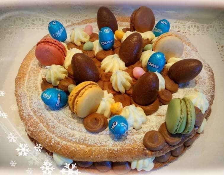 recette :1) préparez la dacquoise à l'amande mélangez 140 g de poudre d'amande + 140g de sucre glace , montez 6 blancs d'oeufs avec 60 g de sucre en poudre bien ferme , ajoutez les deux poudres + 70 g de farine tamisé 2) détaillez deux disques de 20 cm dont un vous laisserez un trou au milieu et enfournez 12 à 15 min à 180° 3) préparez vos deux ganaches au chocolat noir et blanc , la ganache noire faire chauffer 200g de crème liquide , mettre celle ci sur 200 g de chocolat noir , attendre un peu puis mélangez ajoutez 1 feuille de gélatine réhydratée , ajoutez 200 g de crème liquide froide , mettre au frais au moins 6h (voir la nuit) , pour la ganache au chocolat blanc, faire chauffer 200 g de crème , mettre sur 200 g de chocolat blanc, attendre, mélangez, ajoutez 1 feuille de gélatine, ajoutez 200 g de crème froide et laissez au frais minimum 6h 4) montez votre gâteau , montez vos deux ganaches au fouet électrique, remplir vos poches à douilles aux différentes formes (côté esthétique) garnir votre gâteau 5) décorez thème Pâques