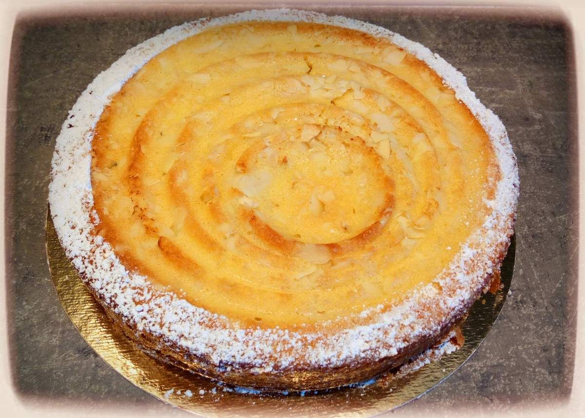 Une spécialité 🇮🇹 italienne, un gâteau à déguster avec un thé ou café ou s en servir de base pour un entremet. Recette : 1) mélangez 153g de poudre d amandes torréfié + 150g de sucre + 1 œuf ( vous devez obtenir une pâte) 2) ajoutez 3 oeufs un à un 3) ajoutez une pincée de sel 4) ajoutez 30g de farine + 30g de farine de riz 5) ajoutez 90g de beurre fondu refroidi 6) beurrez un moule, y parsemer des amandes effilées 7) y versez la pâte 8) cuire 180° pdt 40 min