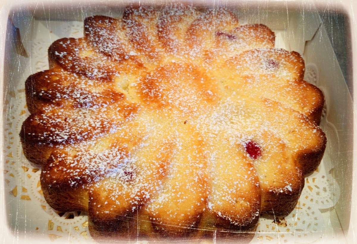 Recette :1) fouettez 125 g de beurre salé + 150 g de sucre en poudre 2) ajoutez 100 g d'amandes en poudre + 3 oeufs un à un + 60 g de farine de riz + vanille liquide + 2 c à s de rhum 3) mettre votre pâte dans votre moule 4) ajoutez les framboises dans la pâte 5) faire cuire à four chaud 180° pendant 20 min (lorsque votre pointe de couteau ressort propre, le gâteau est cuit)