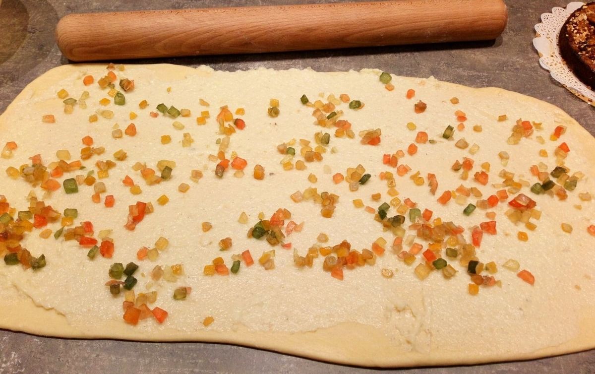 recette pour deux brioches : 1) mettre dans votre robot avec le crochet : 500 g de farine type 45 + 10 g de sel + 60 g de sucre + 20 g de levure de boulangère fraîche (attention à ne pas faire toucher le sel et la levure) + 200g de lait + 100 g d'oeufs 2) faire tourner le robot vitesse 1 pendant 5 min 3) faire tourner le robot vitesse 4 pendant min 4) ajoutez 100 g de beurre et faire tourner le robot vitesse 2 jusqu'à ce que la pâte ce décolle des parois 5) mettre à l'étuve dans votre four avec un bol d'eau bouillante pendant 1h 6) dégazez et placez au réfrigérateur 30 min 7) préparez une crème pâtissière avec 1 œuf + 50 g de sucre + 20 g de farine + 250 ml de lait + vanille en poudre + 2 c à s de kirsche 8) faire refroidir la crème 9) étendre votre pâton environ 30/70 10) étalez la crème pâtissière 11) parsemez des fruits confits 12) roulez le pâton en un boudin 13) tronçonnez des morceaux d'environ 4cm 14) les installez comme sur la photo de sorte qu'ils ne se touchent pas trop ( ils vont se rejoindre après la pousse) 15) laissez pousser 1h30/2h 16) préparez un crumble à l'écorce de citron 50 g de beurre + 50 g de sucre + 50g de farine + écorce d'un demi citron sablez le tous et avant d'enfourner parsemez cette préparation dessus la brioche 17) cuisson 170° pendant 20 à 30 min suivant votre four 18) saupoudrez de sucre glace