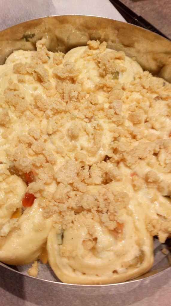 recette pour deux brioches : 1) mettre dans votre robot avec le crochet : 500 g de farine type 45 + 10 g de sel + 60 g de sucre + 20 g de levure de boulangère fraîche (attention à ne pas faire toucher le sel et la levure) + 200g de lait + 100 g d'oeufs 2) faire tourner le robot vitesse 1 pendant 5 min 3) faire tourner le robot vitesse 4 pendant min 4) ajoutez 100 g de beurre et faire tourner le robot vitesse 2 jusqu'à ce que la pâte ce décolle des parois 5) mettre à l'étuve dans votre four avec un bol d'eau bouillante pendant 1h 6) dégazez et placez au réfrigérateur 30 min 7) préparez une crème pâtissière avec 1 œuf + 50 g de sucre + 20 g de farine + 250 ml de lait + vanille en poudre + 2 c à s de kirsche 8) faire refroidir la crème 9) étendre votre pâton environ 30/70 10) étalez la crème pâtissière 11) parsemez des fruits confits 12) roulez le pâton en un boudin 13) tronçonnez des morceaux d'environ 4cm 14) les installez comme sur la photo de sorte qu'ils ne se touchent pas trop ( ils vont se rejoindre après la pousse) 15) laissez pousser 1h30/2h 16) préparez un crumble à l'écorce de citron 50 g de beurre + 50 g de sucre + 50g de farine + écorce d'un demi citron sablez le tous et avant d'enfourner parsemez cette préparation dessus la brioche 17) cuisson 170° pendant 20 à 30 min suivant votre four 18) saupoudrez de sucre glace