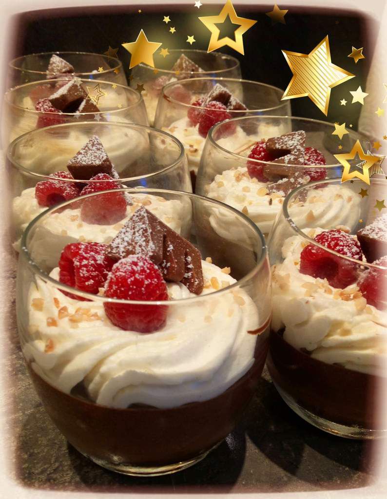 Recette pour 8 verres d un contenant normal : 1) faire fondre 400g de chocolat avec 20g de beurre + 10 cl de crème liquide au micro onde 2) ajoutez 8 jaunes d'œufs 3) montez 8 blancs d œufs en neige bien ferme 4) incorporez les deux préparations 5) garnir vos verres 6) faire prendre 4h au frigo 7) montez 40cl de crème liquide en crème fouettée + 150g de mascarpone + vanille + 30 g de sucre glace 8) à l aide d'une poche avec douille, mettre cette crème sur la mousse, décorer à votre convenance.
