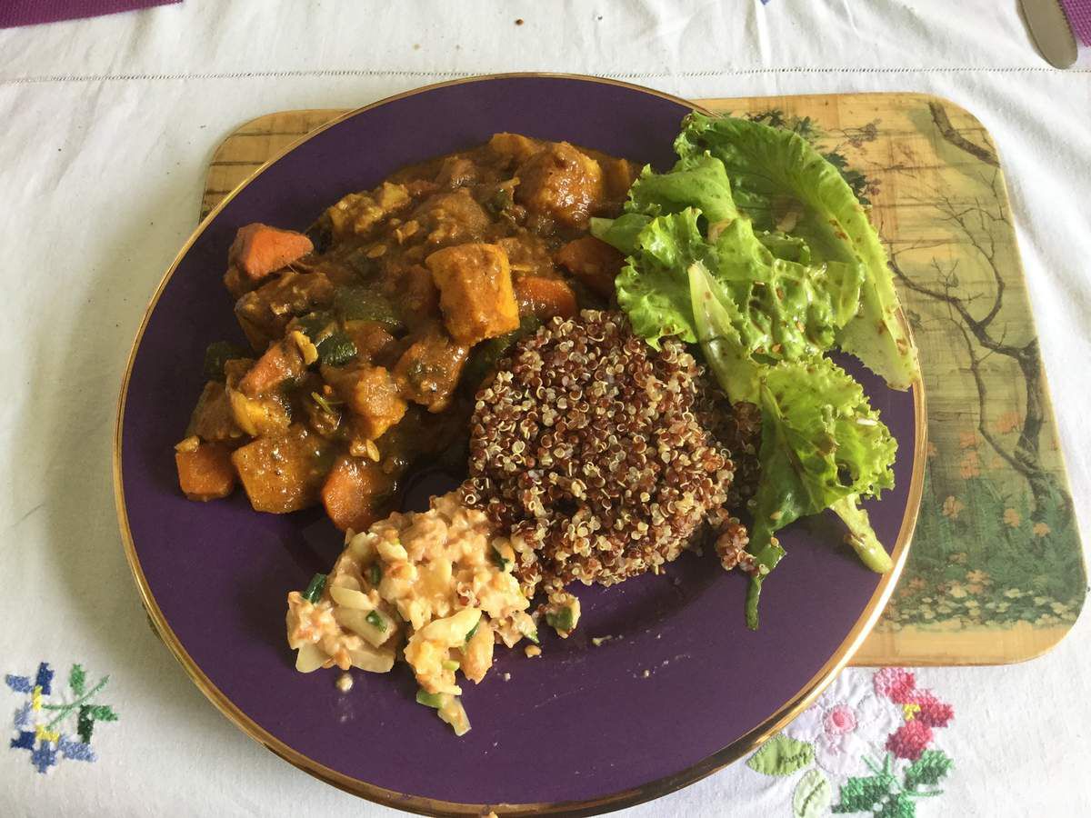 Curry de légumes végétarien servi avec quinoa et rougail de cacahuètes ( "pistaches" en créole) fraîches.. 