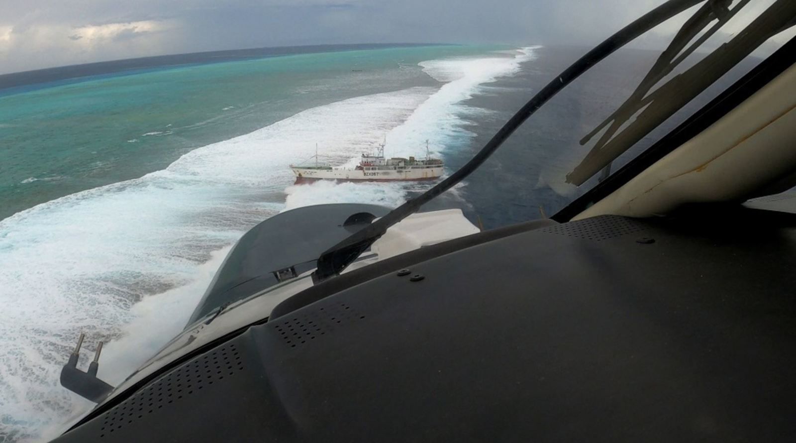 a chinese trawler stranded in Tuamotu