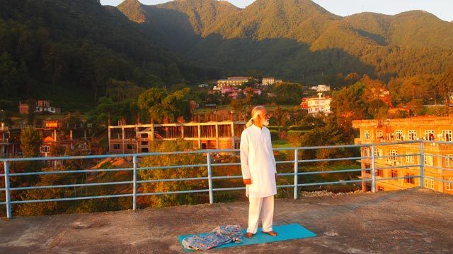 Ramchandra sur le toit de l'ashram, à Katmandou, pour la séance matinale de yoga
