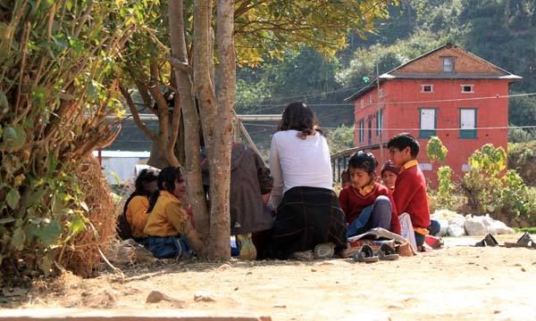À l'école de Katmandou, les cours ont souvent lieu dehors