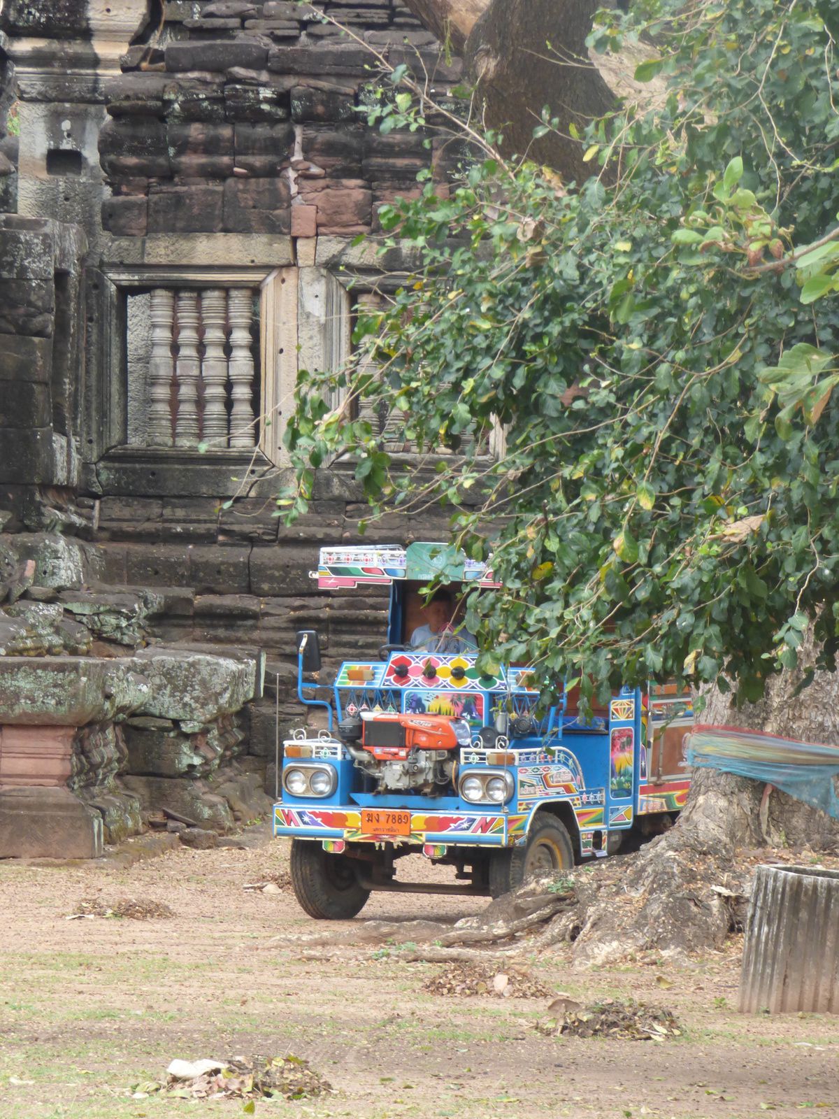 le Prasat Hin Phimai et un véhicule coloré de Thaïlande