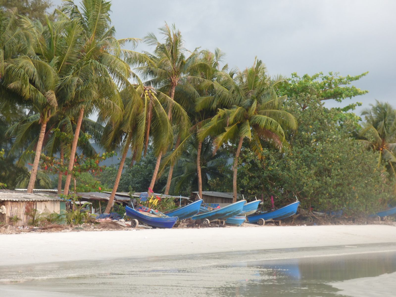 Les micros villages de pêcheurs s'égrènent tout le long de la plage en Thaïlande