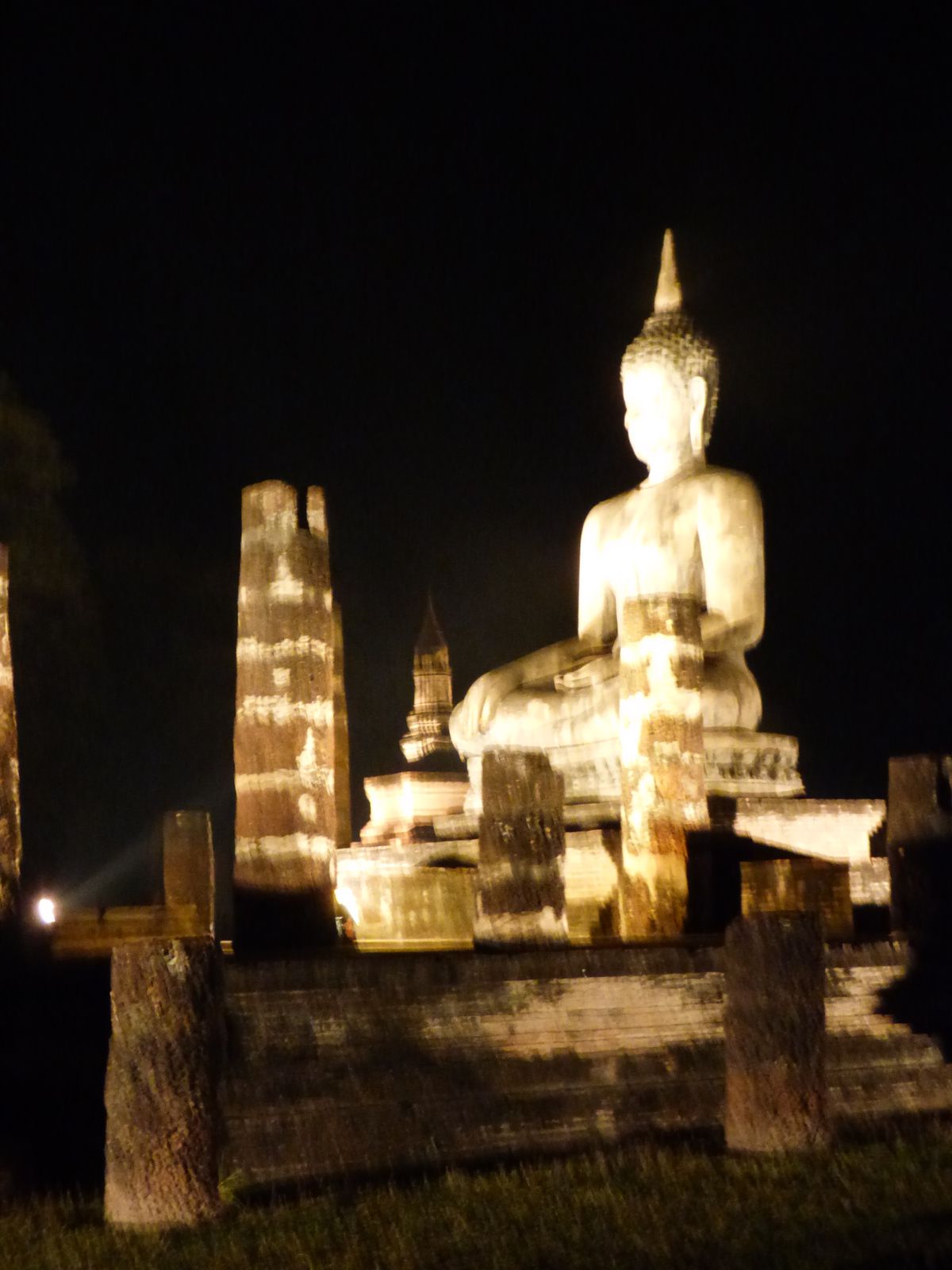 Parc historique de Sukhothaï la nuit