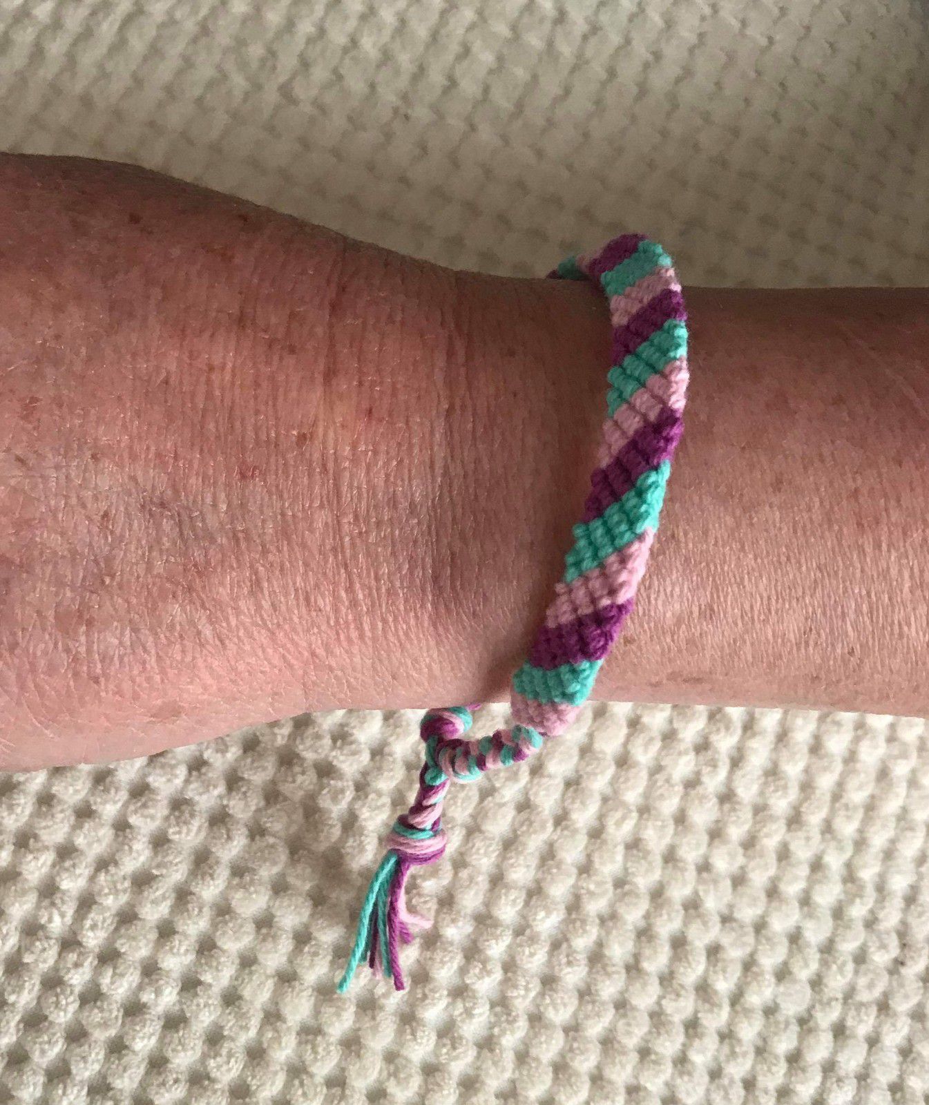 DIY : Le bracelet brésilien rond, le tuto le plus simple du monde !