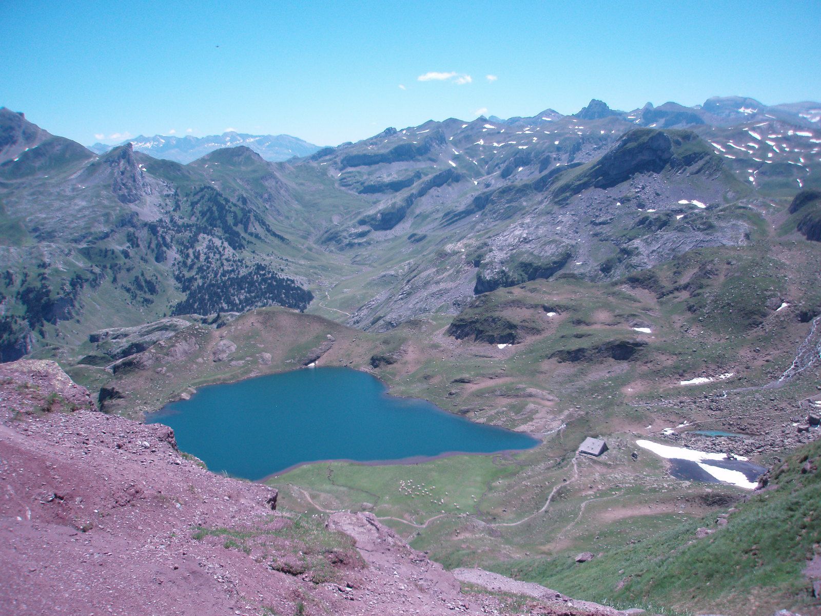 Randonnée dans les Pyrénées vue sur les lacs d'Ayous