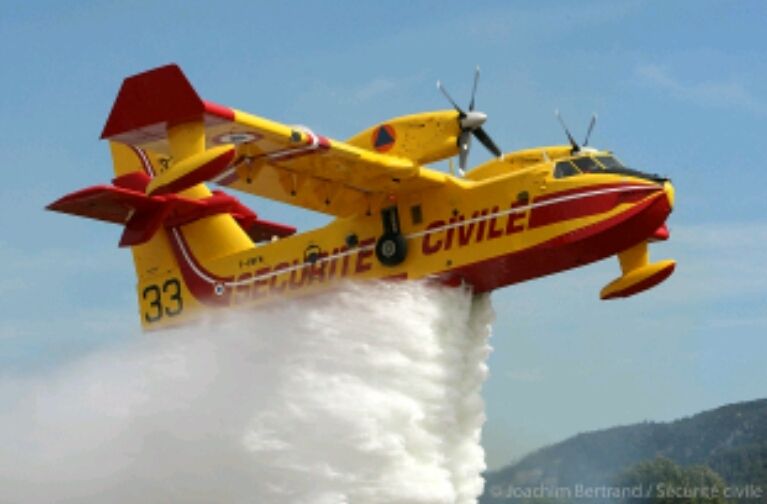 CANADAIRS UTILISÉS DANS TOUS LES PAYS DIGNES DE CE NOM