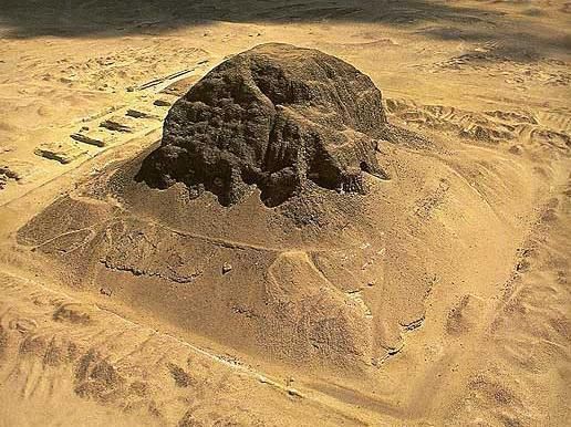 Restes de la pyramide de Sésostris II