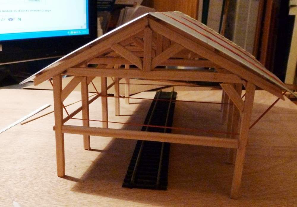 Construction d'un hangar pour le diorama d'une scierie