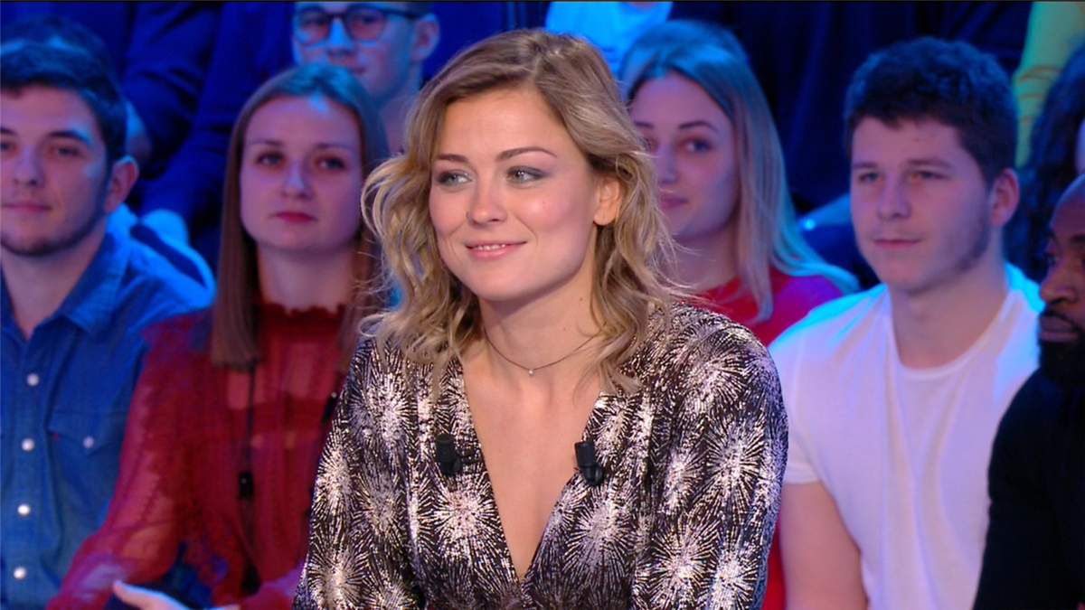 The combination of black collar beige Laure Boulleau in Canal Football Club  du 02 02 2020