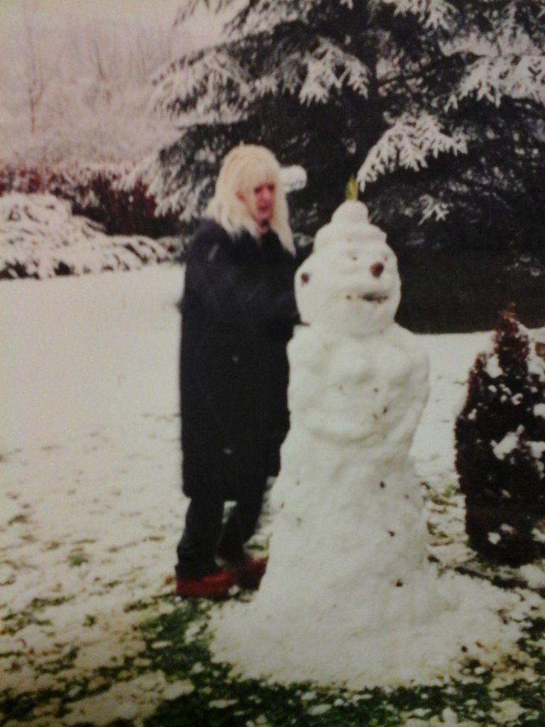 SAM DE BEUAREGARD  ( Annie Lydie Frouard )  à la réalisation du bonhomme de neige , pour  ses petits enfants.