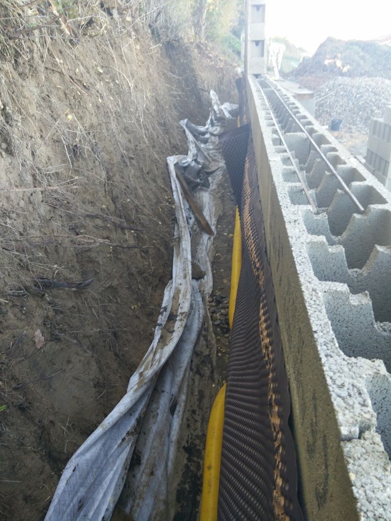 Drainage du mur de soutènement avec drains et galets GREB paille autoconstruction Drainage du mur de soutènement avec drains et galets GREB paille autoconstruction