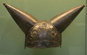 Le casque à cornes de "Waterloo" (Waterloo helmet) trouvé près du Waterloo Bridge à Londres et conservé au British Museum,La Civilisation Celte, ou Civilisation des Oppidas en Bois, une Civilisation prédominante en Europe de l'Ouest pendant plus de 1 500 ans qui coupait la Tête de ses Ennemis et les clouait sur ses Portes 