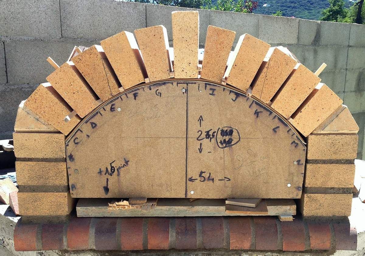 Construction du Four à pain/pizza Mon four à pain en briques réfractaires