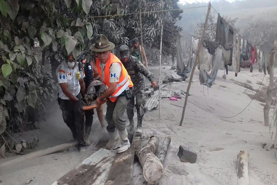 Interventions des secouristes après l'éruption du volcan Fuego (Guatemala) en juin 2018