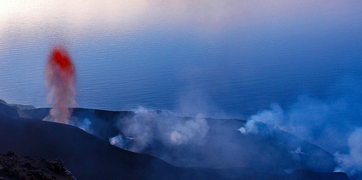 L'activité éruptive du volcan Stromboli au lever de soleil.