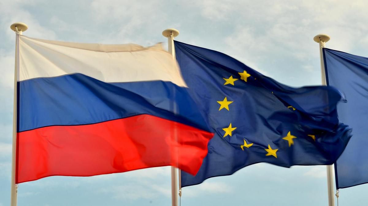 Les drapeaux de la Russie et de l'Union Européenne