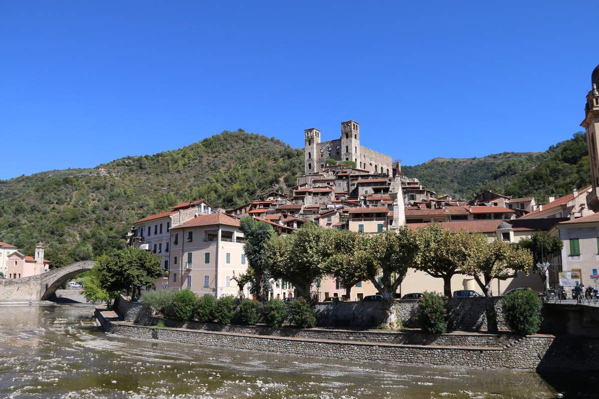 Dolceacqua, un des plus beau village d'Italie, ses portes peintes et son  pont Monet - couleurs du monde