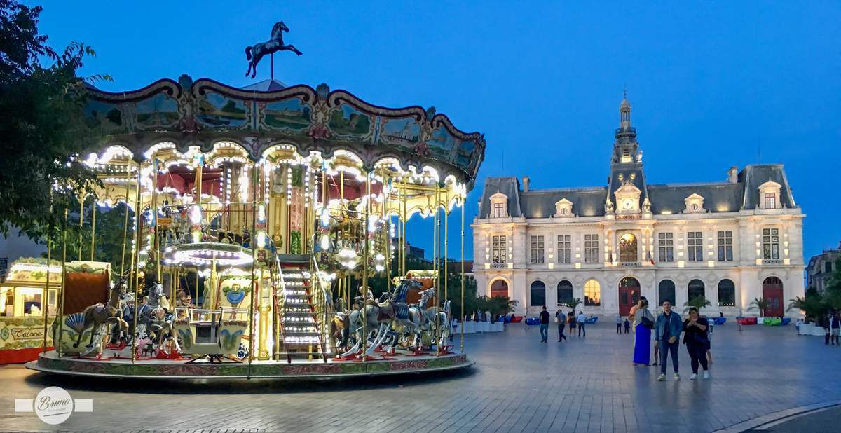 Mairie de Poitiers avec son carrousel...