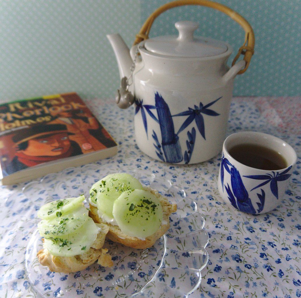 Tea time anglais, sandwiches au concombre, scone, Sherlock Holmes