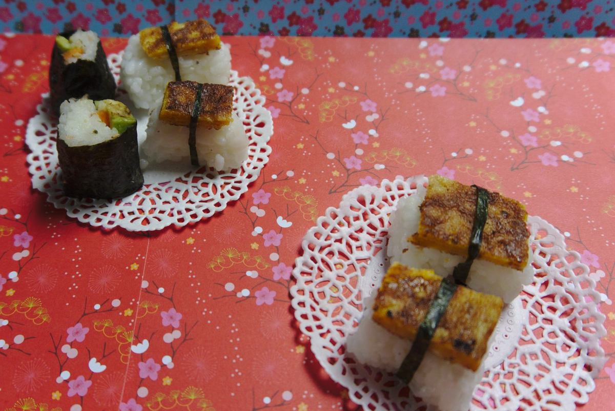 sushi à l'omelette japonaise et makis carottes/avocat