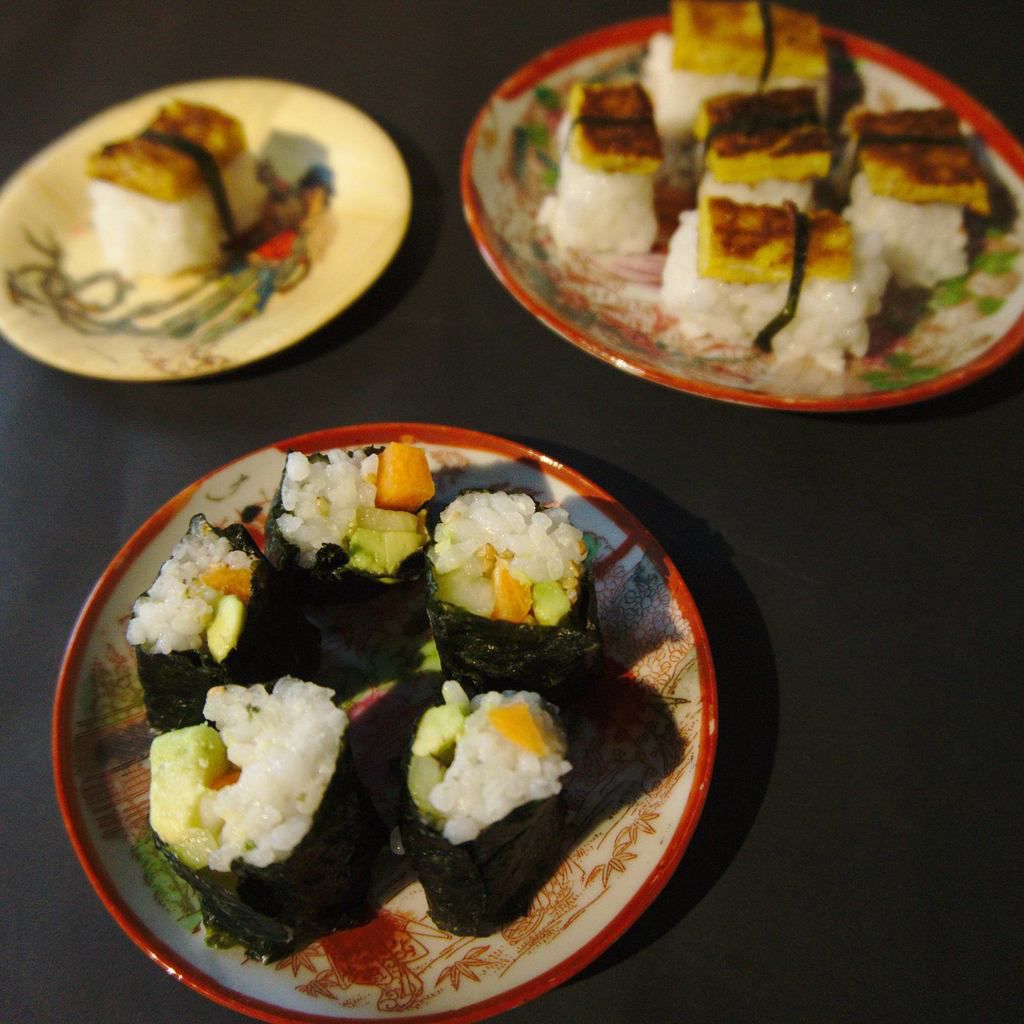 makis à l'avocat, carotte et concombre